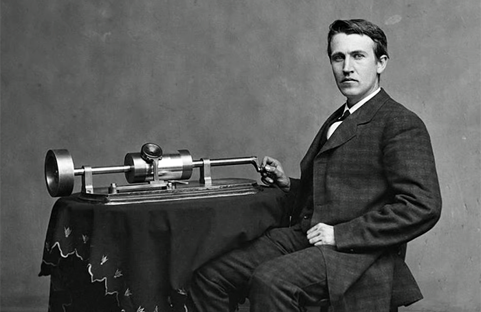 Thomas Edison Demonstrates the Phonograph – Ingliando