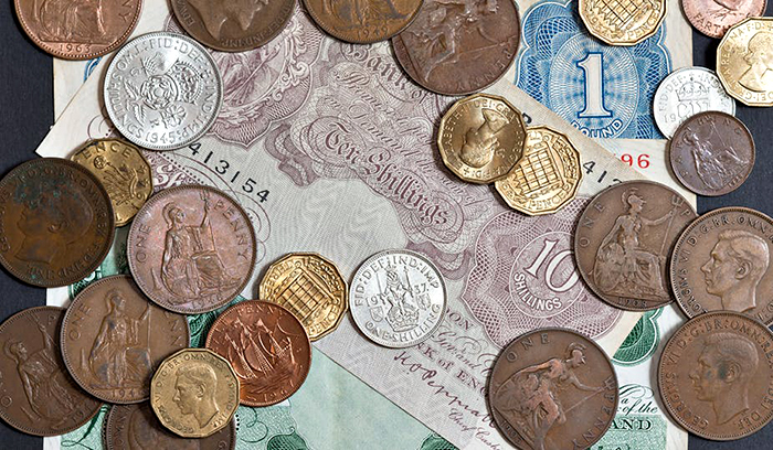 Photo delle banconote e delle monete inglesi prima della conversione al sistema metrico decimale.