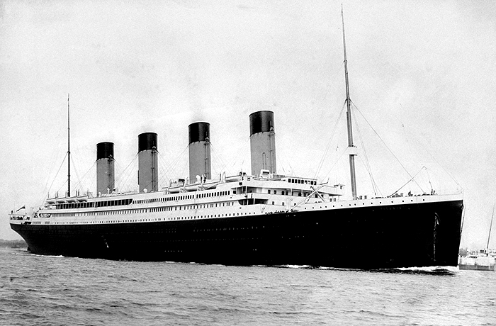 Photo in bianco e nero della Titanic al suo primo e unico viaggio.