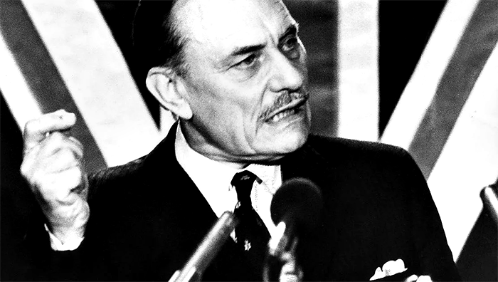 Ritratto fotografico del politico inglese, Enoch Powell.